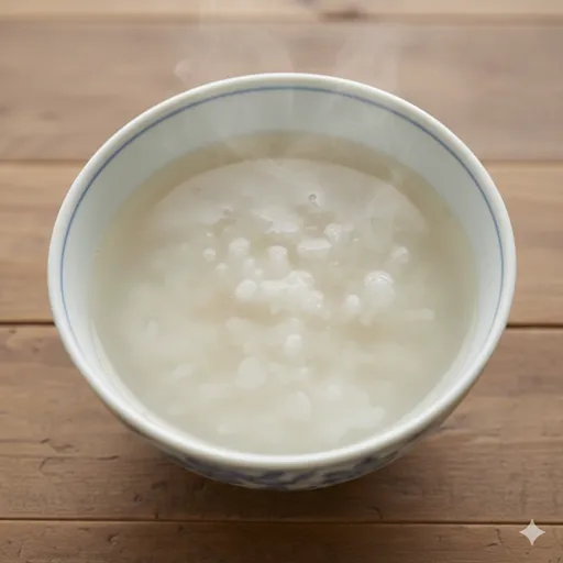 茶碗の中で、たっぷりの水分（重湯）とお米の粒が泳いでいるさらさらとした五分粥。